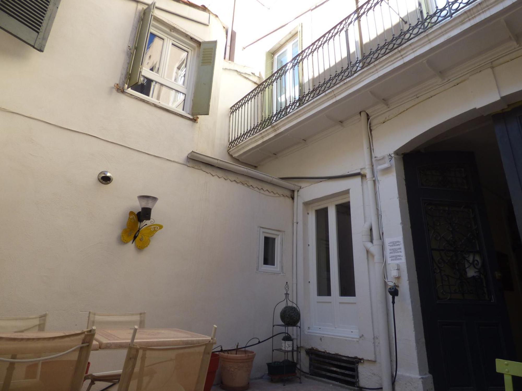 Cote Cour: Charming 3-star In Apartment