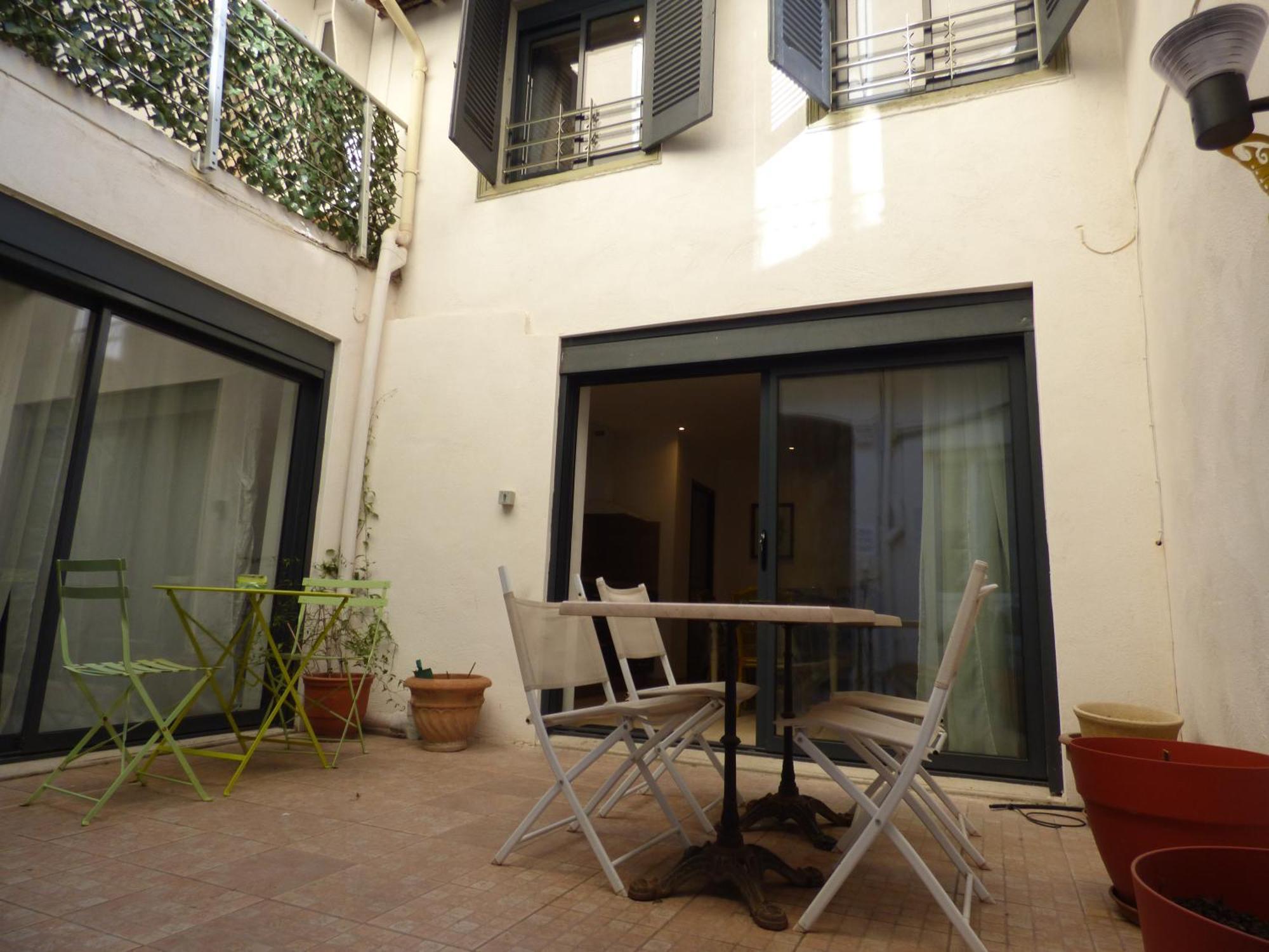Apartment Cote Cour: Charming 3-star In Beziers