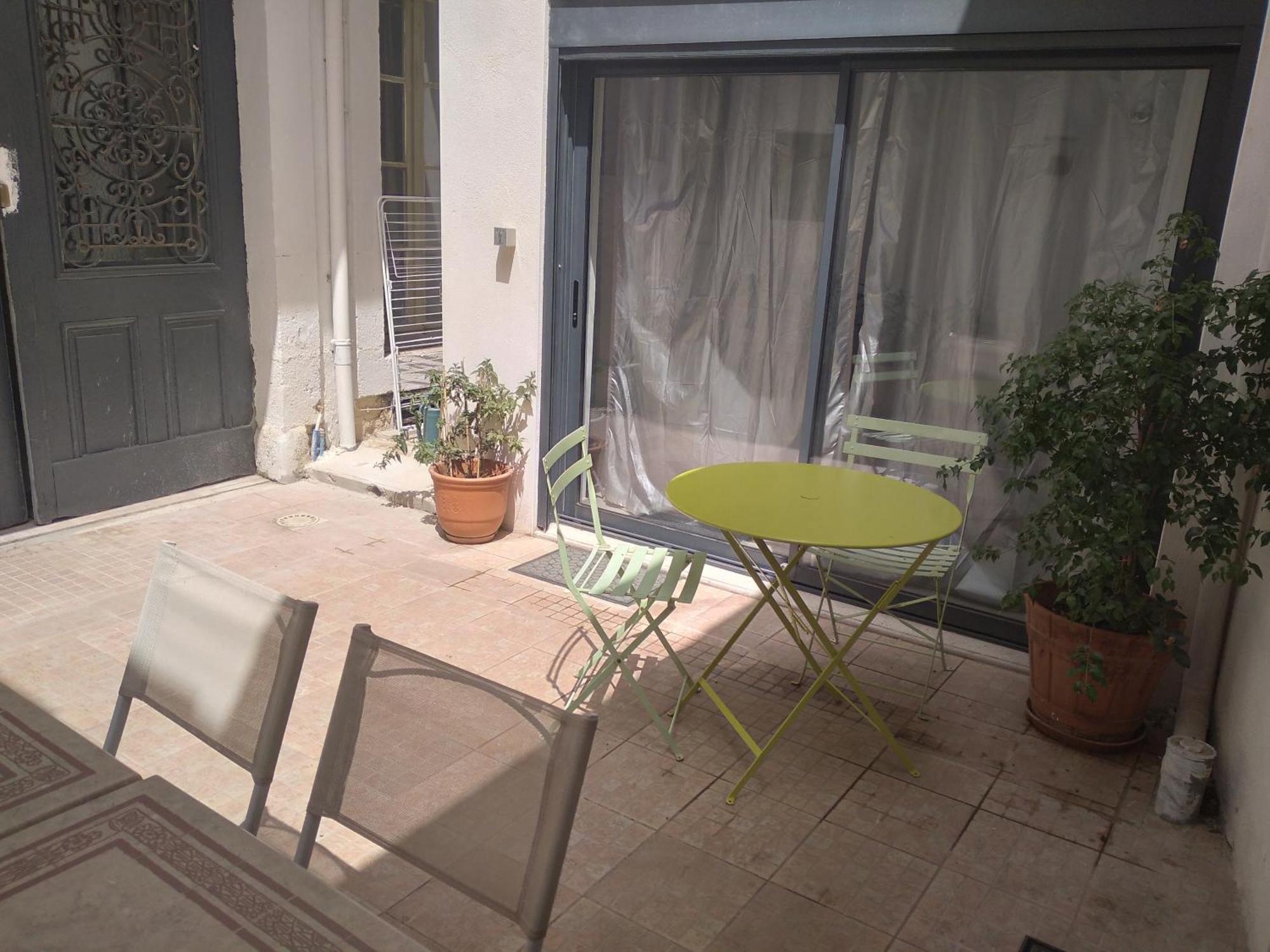 Cote Cour: Charming 3-star In Apartment