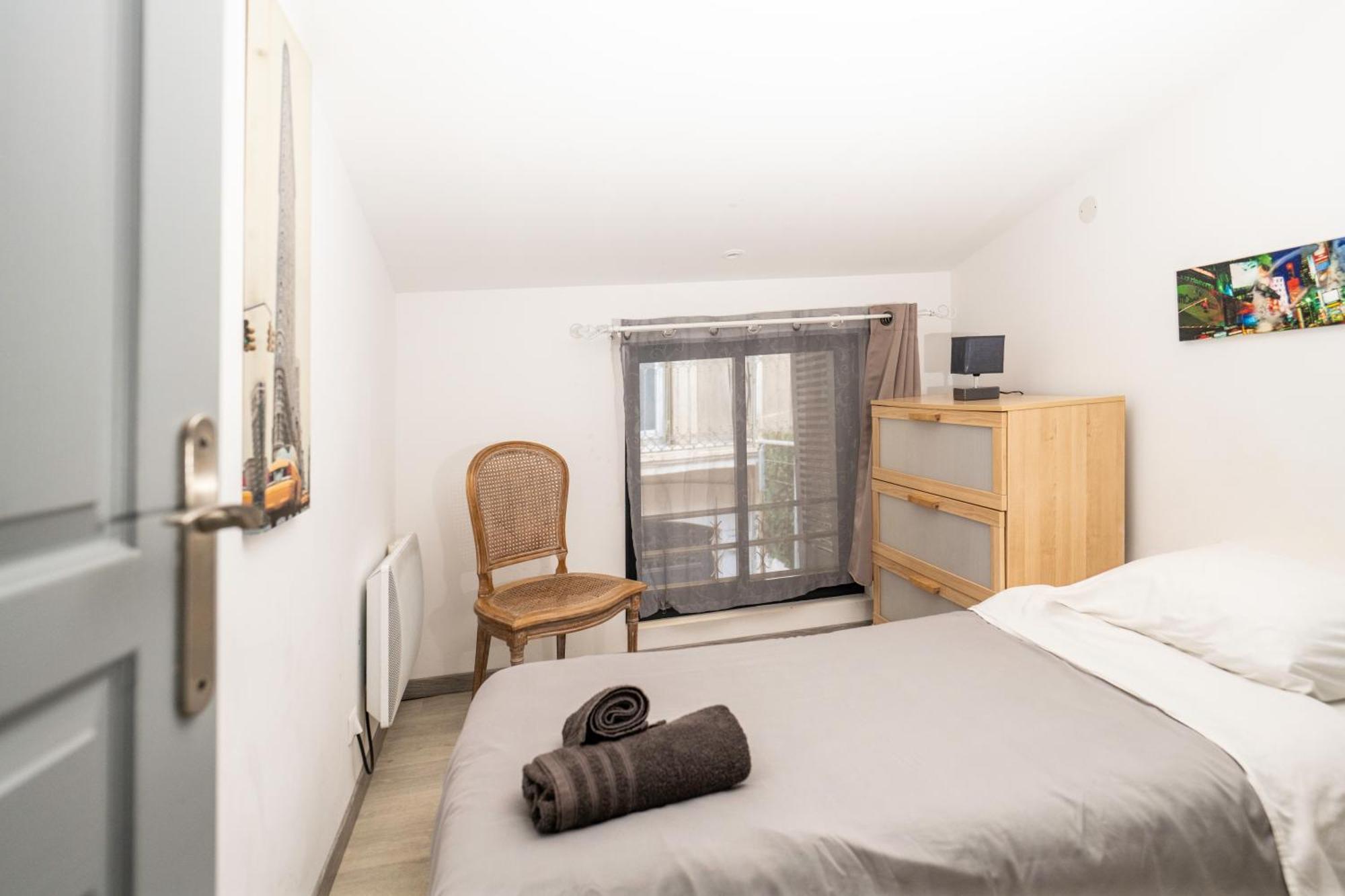 Cote Cour: Charming 3-star In Beziers
