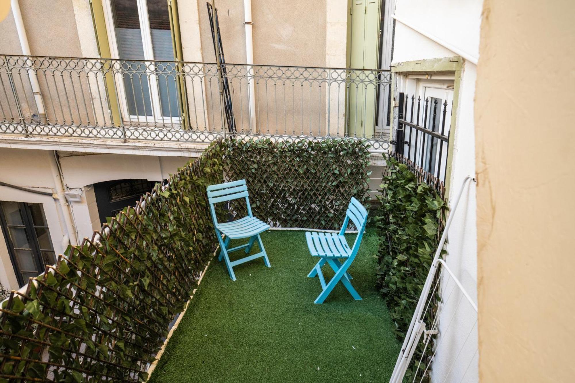 Cote Cour: Charming 3-star In Apartment *