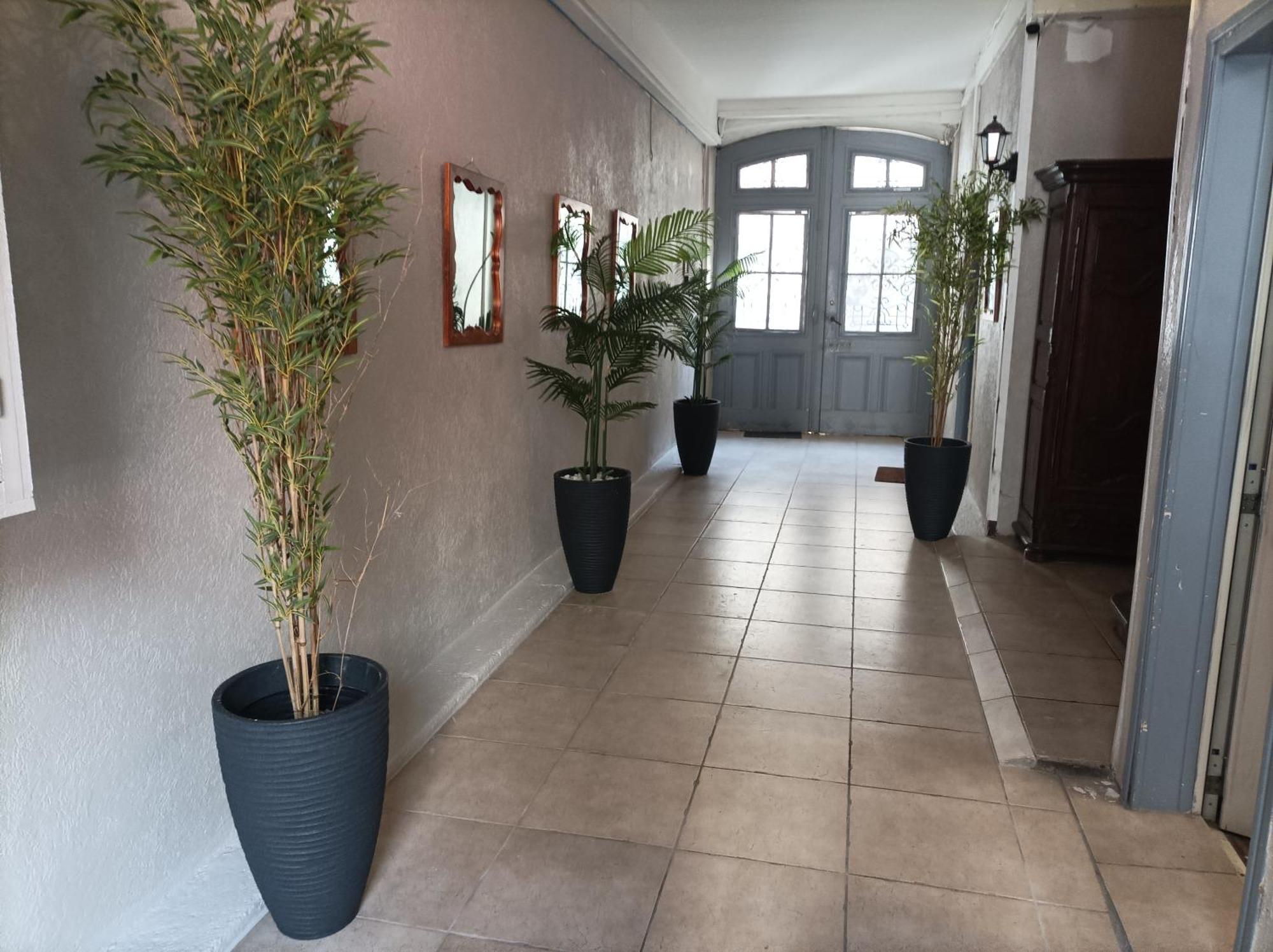 Cote Cour: Charming 3-star In * Beziers